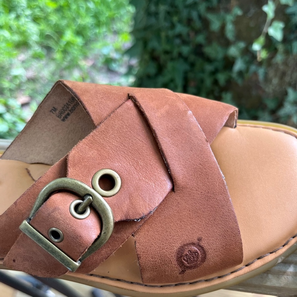 BORN Rio Women’s Size 7 Sandals Cognac Brown Leather Criss Cross Slides Shoes - Picture 3 of 9
